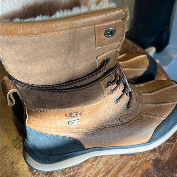 UGG Adirondack Snow boots. Tan and Black Leather Boots - Picture 3 of 8